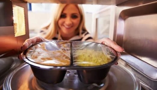 Machen industriell hergestellte Lebensmittel dich krank? Ein Check von Auswirkungen und Risiken auf deine Gesundheit.